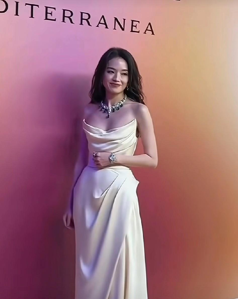 舒淇的身材是真的好，裙子颜色好漂亮，看起来明亮洋气又温柔，衬得她美到天际