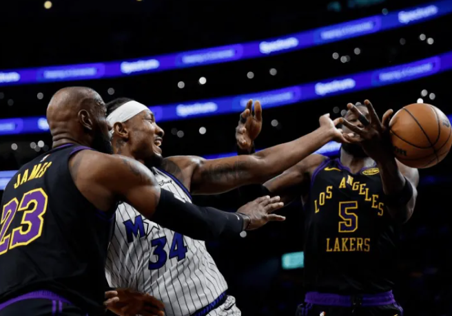 本场比赛过后，湖人在本赛季至今当卢卡-东契奇、勒布朗-詹姆斯和奥斯汀-里夫斯三人