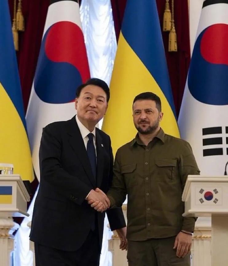 泽连斯基真的是坐不住了！被曝光竟然主动联系韩国要求购买武器。韩国媒体披露，在美国