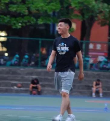身穿灰色运动短裤的自贡交警陈俊这硬实力也一般啊！在篮球场地打篮球的陈俊，一身休闲