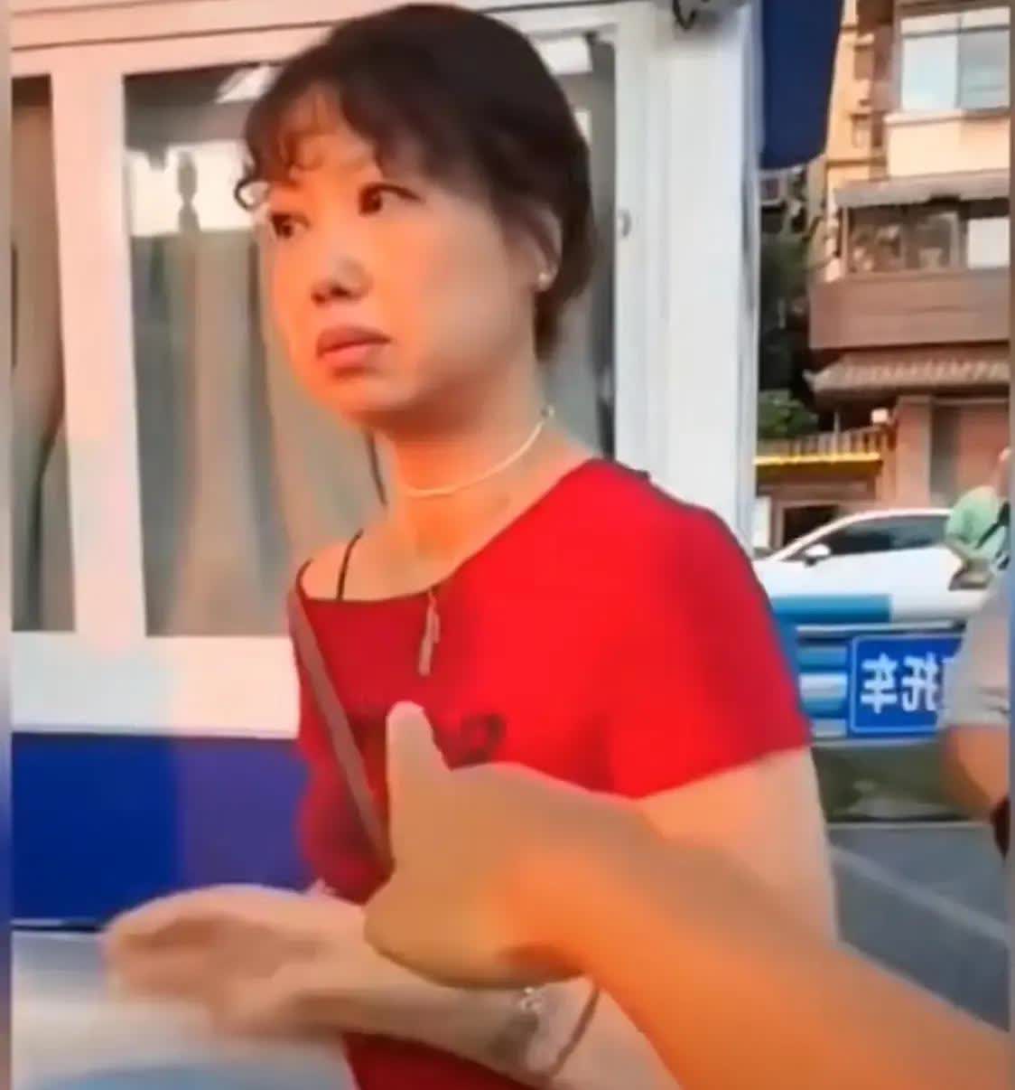【重庆红衣女辱骂游客后续：官方重拳整治，嚣张者终自食恶果】近日，重庆洪崖洞红衣女