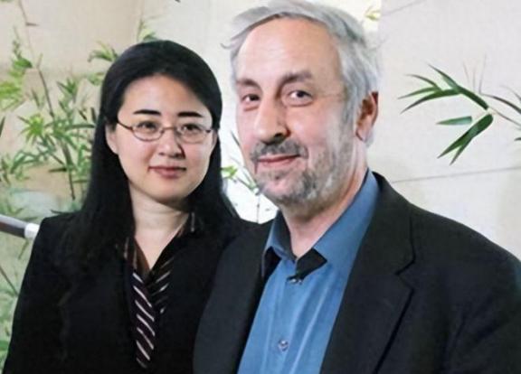 1999年，28岁北大才女田晓菲嫁给53岁美国导师，父母极其反对，但她认定他为毕