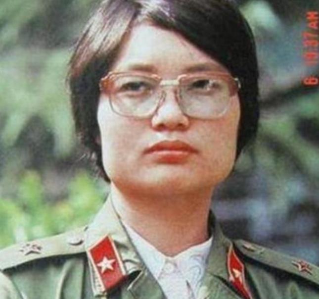 1986年，23岁女医护刘亚玲借用回家探亲的名义，偷偷跑到老山前线救治伤员战士，