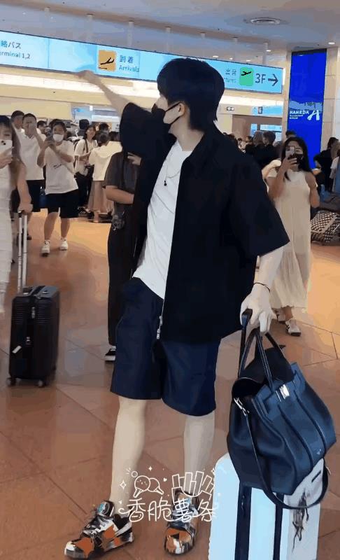 #头号创作者激励计划#
王楚钦在国外人气也这么高啊，
看后面穿白衣服大哥笑的。