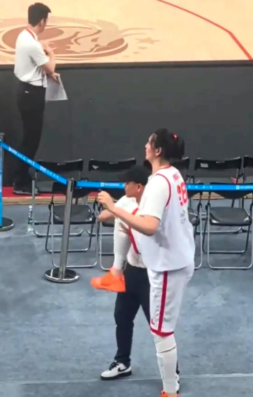 宫鲁鸣对张子宇绝对是关爱有加，每次张子宇被换下场时，宫鲁鸣主教练总要在张子宇耳边