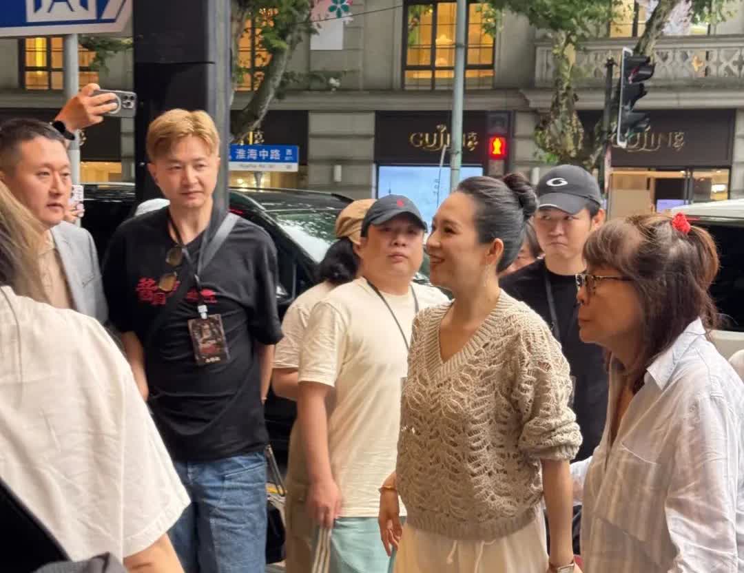 昨天章子怡和《酱园弄》剧组再次出席宣传活动，发现身材没变，发型又变了。
果然是
