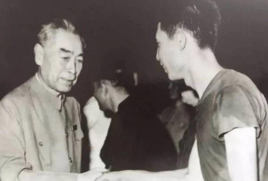 1972年8月7日，周恩来总理在北京工人体育场接见中国国家男子足球队队长徐根宝。