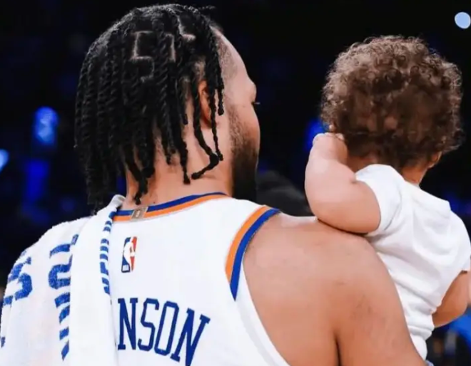 昨日NBA杯，尼克斯118-109击败雄鹿。
赛后尼克斯球员迈尔斯-麦克布莱德接