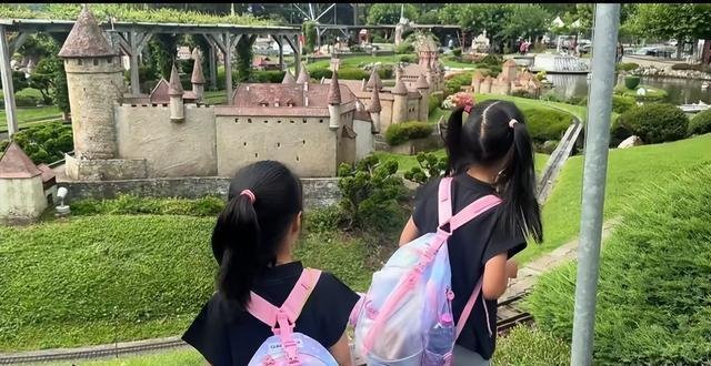 冯小刚携家人观展，养女徐朵时尚亮相尽显亲子温情 ​​​