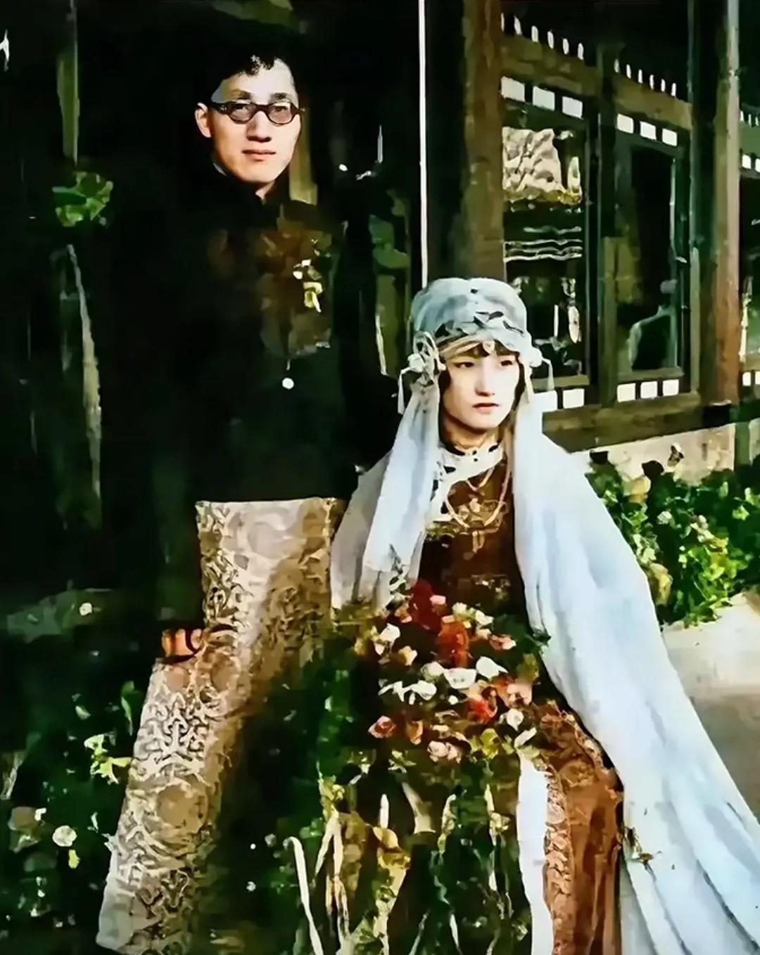 民国才子徐志摩和陆小曼的一张合影！这可是本尊真实样貌，可不是演员饰演的！