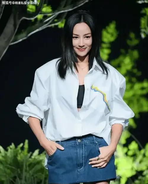 52岁瞿颖穿露腰装秀马甲线！与男友前任女儿亲密如姐妹 网友：这才是真冻龄女神。更