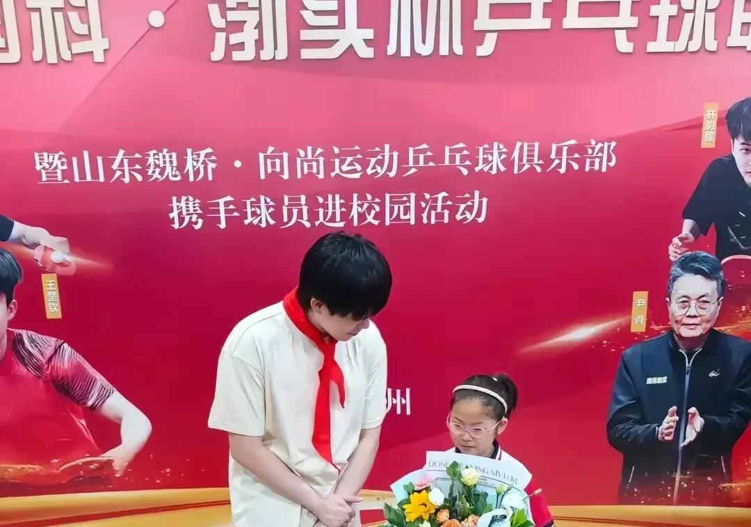 #极氪式安全# 
小同学，你手里的花儿是不是送给我的呀！
就像极氪001是现实没