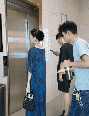 视频中的美女以为小伙是流氓占自己便宜呢，哪知道是帮了自己。这小伙也太机智了，遇上