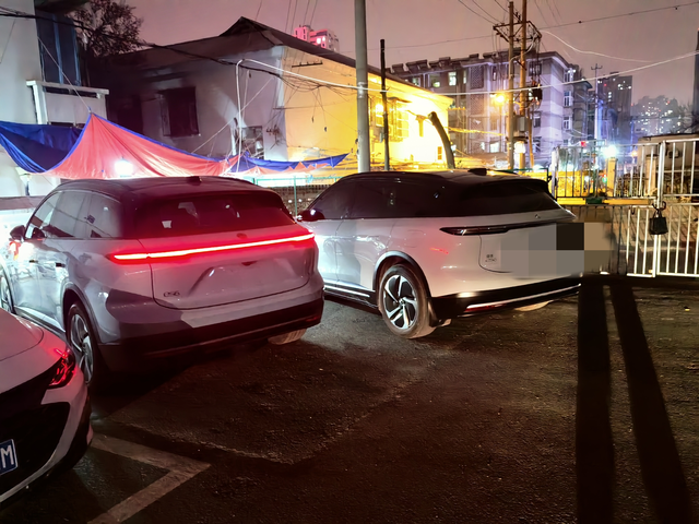 合肥的蔚来ES6有点多呀
刚提的ES6，晚上在停车场旁边停了一辆，拐弯路口又看到