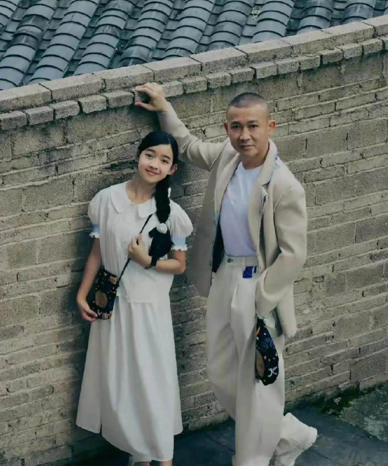 聂远的女儿还挺漂亮，身材比例也好，算是不错的星二代了。#明星脸女儿# #聂远#