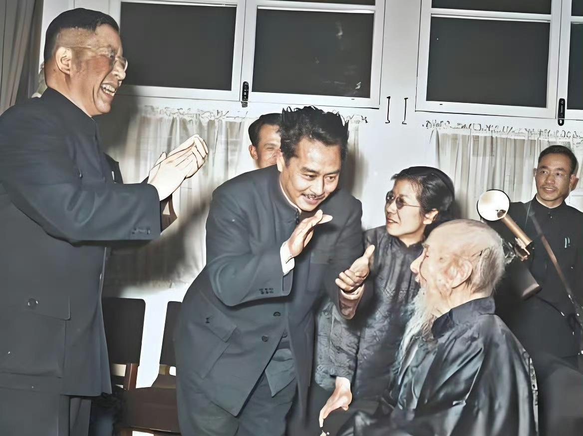 1957年，叶浅予（中）、老舍（左） 向93岁的国画大师齐白石祝寿，各自神态亲切