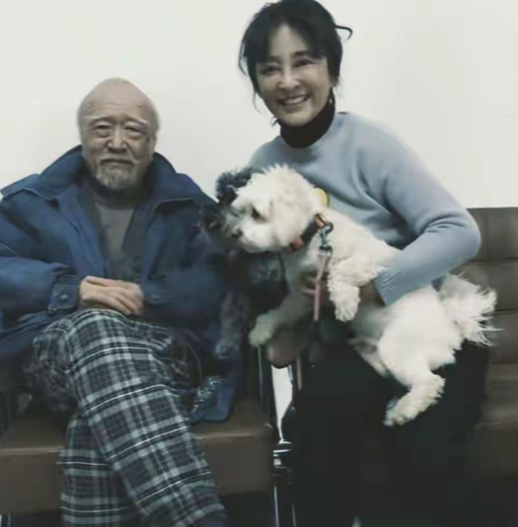 天呐，李保田八十多岁这变化也太大了！
 
看神态还算矍铄，衣着干净得体，是幸福晚