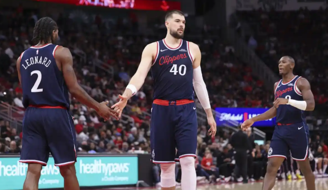 尼克斯近十场比赛，仅胜了开拓者和拥有祖巴茨的快船
我记得当时在区里说：“祖巴茨上