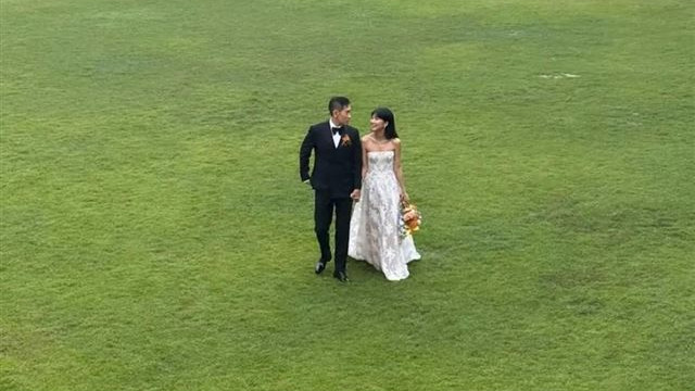 70岁前金牌司仪大女摆酒出嫁，穿旗袍跳舞颈上龙凤鈪最抢眼