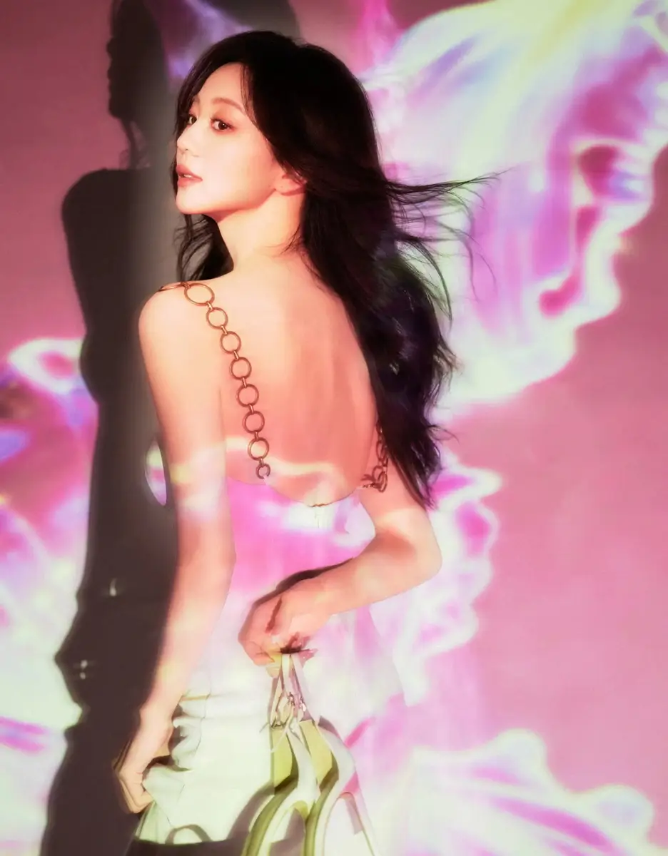 胡意旋穿金属链吊带披大波浪卷发灵动娇俏 粉蓝光影交织如梦似幻