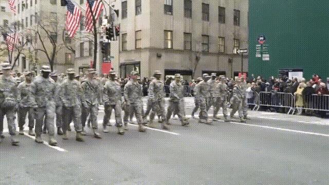 美国这是在阅兵吗？怎么越看越像俘虏营的俘虏兵在放风！
如果像二战前苏联红场阅兵那