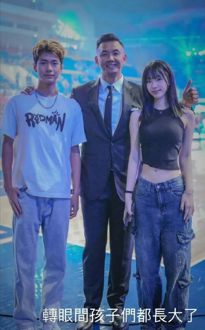 小S女儿好成熟，和大姐儿子与黑人陈建州合影，露脐装太顶了 ​​​