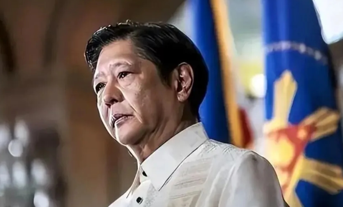 极阴与极强的对决。
马科斯假手海牙刑事法院，将老杜逮捕，地球人都看透他的阴招。而