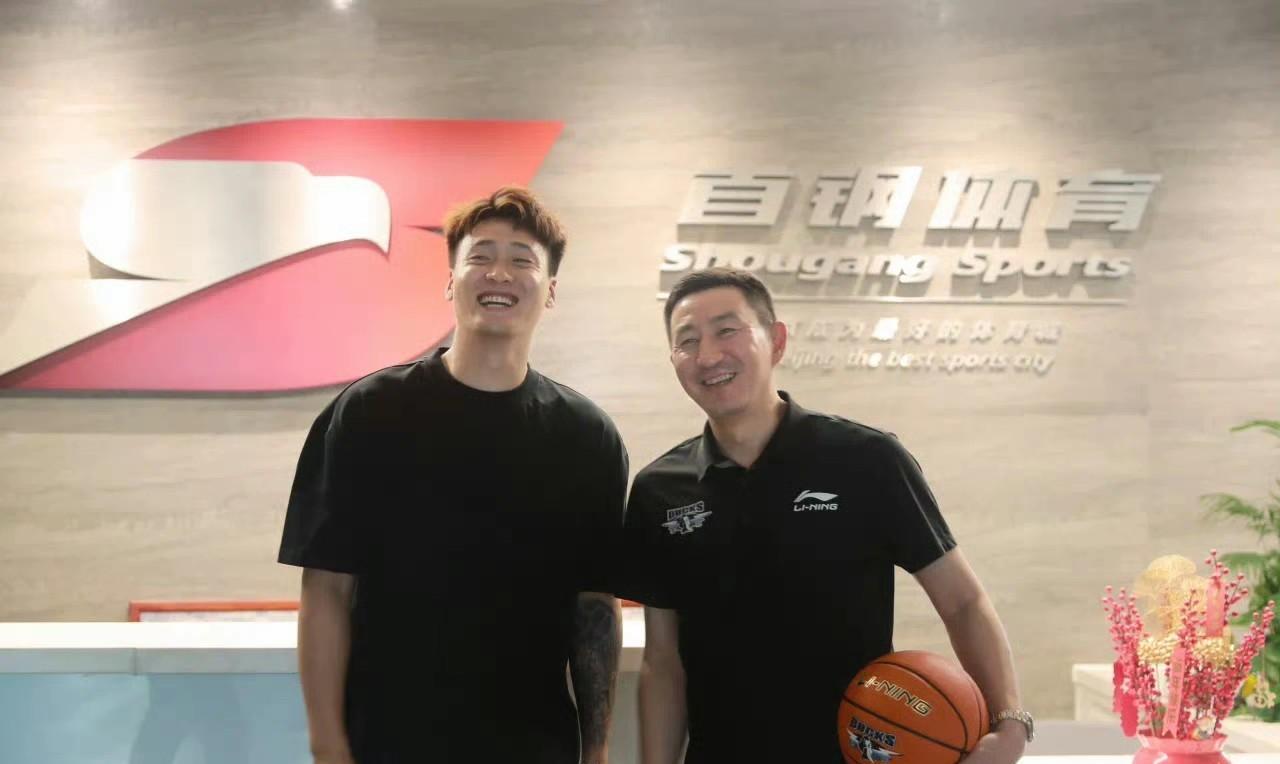 最佳总经理！张云松上个休赛期引入周琦和陈盈骏，这个休赛期直接把赵睿给签下了，最佳