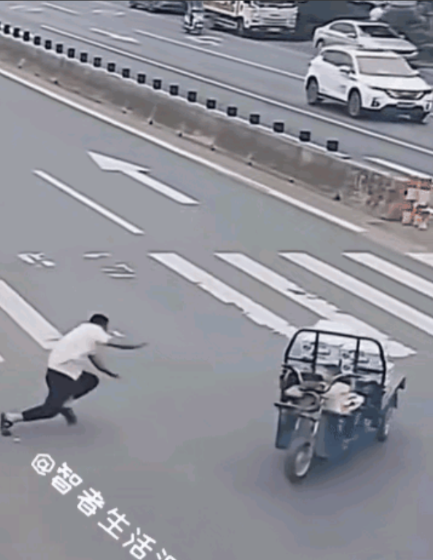 一个男人开了一个食杂店，他骑着三轮车，拉点货物回家，他把货物卸了一半，他觉得挺累