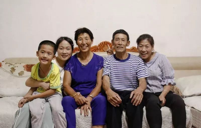 我们村有个女的长得确实好看，早些年流行做衣服的时候，她手艺好，开了一个成衣铺，给