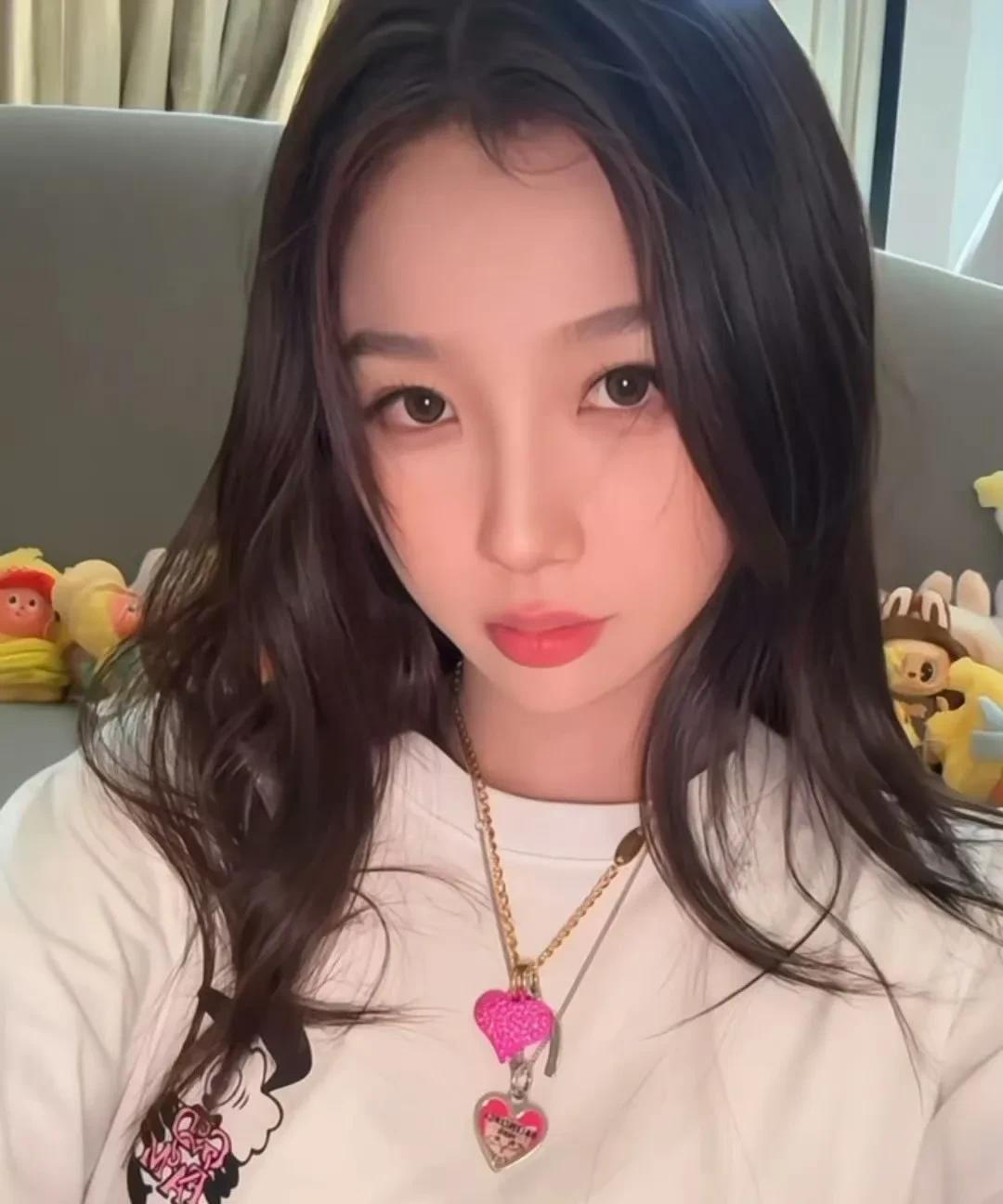 谁还没看过虞书欣最新营业的live图？！生图直出状态绝佳，身材比例更是一绝，这盈