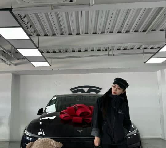 Tesla焕新y｜拜托简直帅炸了好吗！
送完娃没地儿去
顺便就买了个车
已