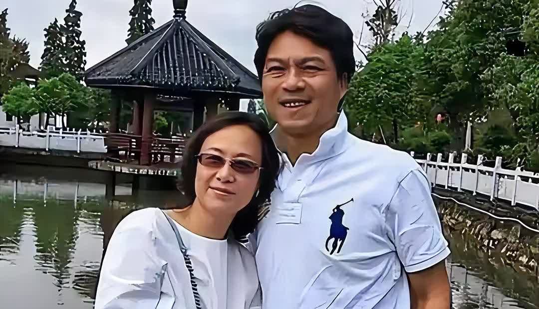 娶了著名女演员37年，生下2个漂亮女儿，如今61岁活成人生赢家。