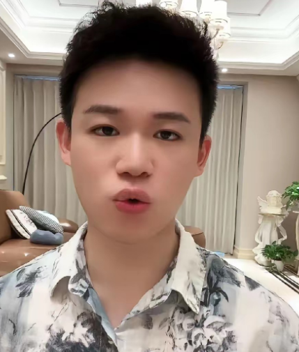 就孟贺这张嘴没个把门的，一个劲儿的老蟑螂啊老蟑螂母子的，不封你封谁啊！
今天抖爸
