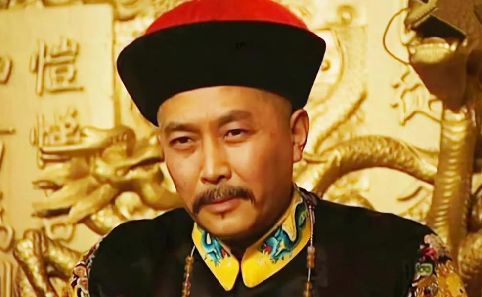 雍正元年，13岁的弘历被传旨去养生殿，没想到雍正却命人递给他一块半生不熟的白肉，
