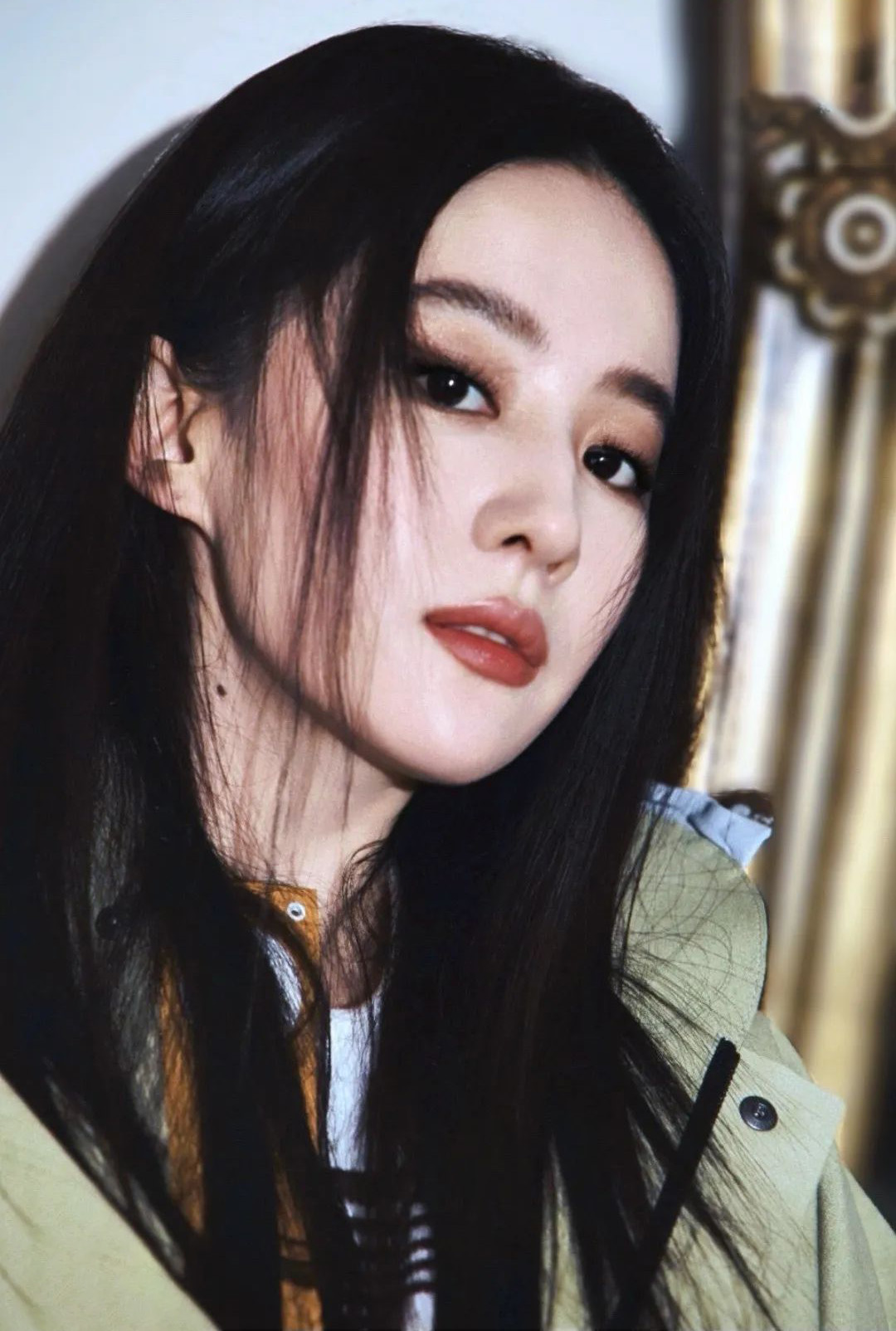 刘亦菲黑长直造型，飒爽英姿美到窒息