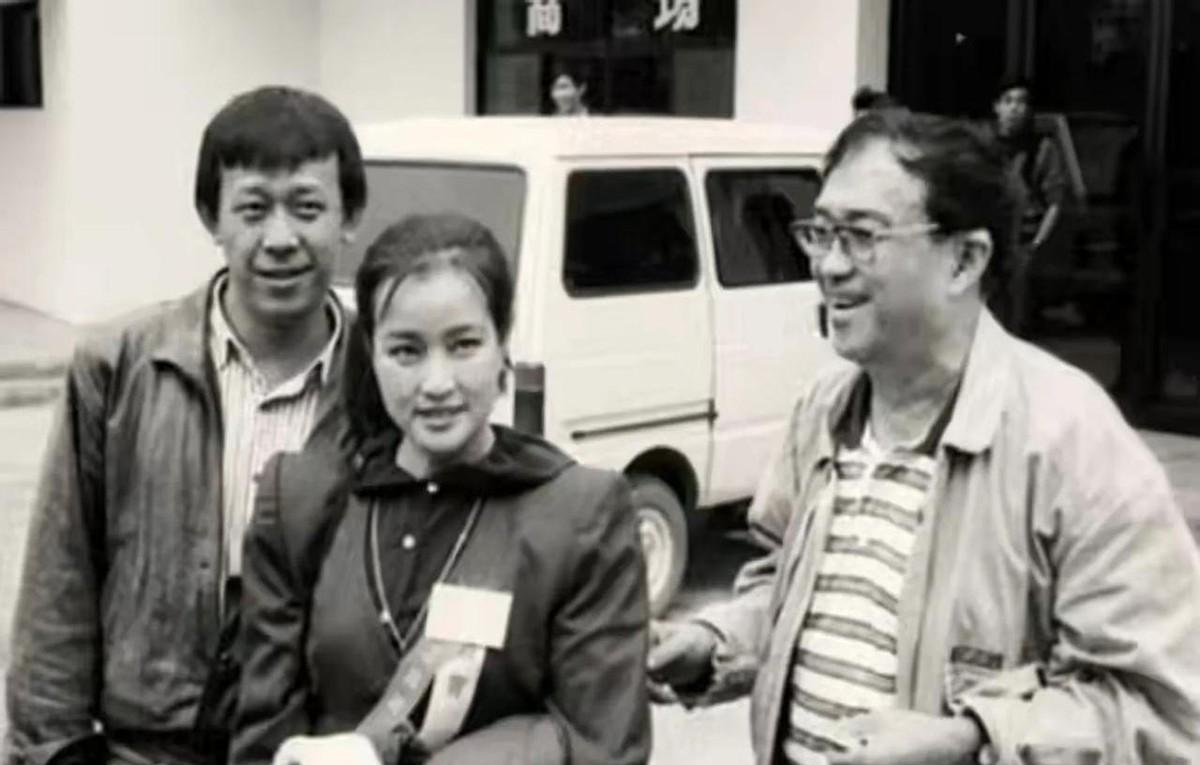 1986年的湘西秋雨淅淅沥沥敲打着青石板，31岁的影坛巨星与23岁初出茅庐的姜文