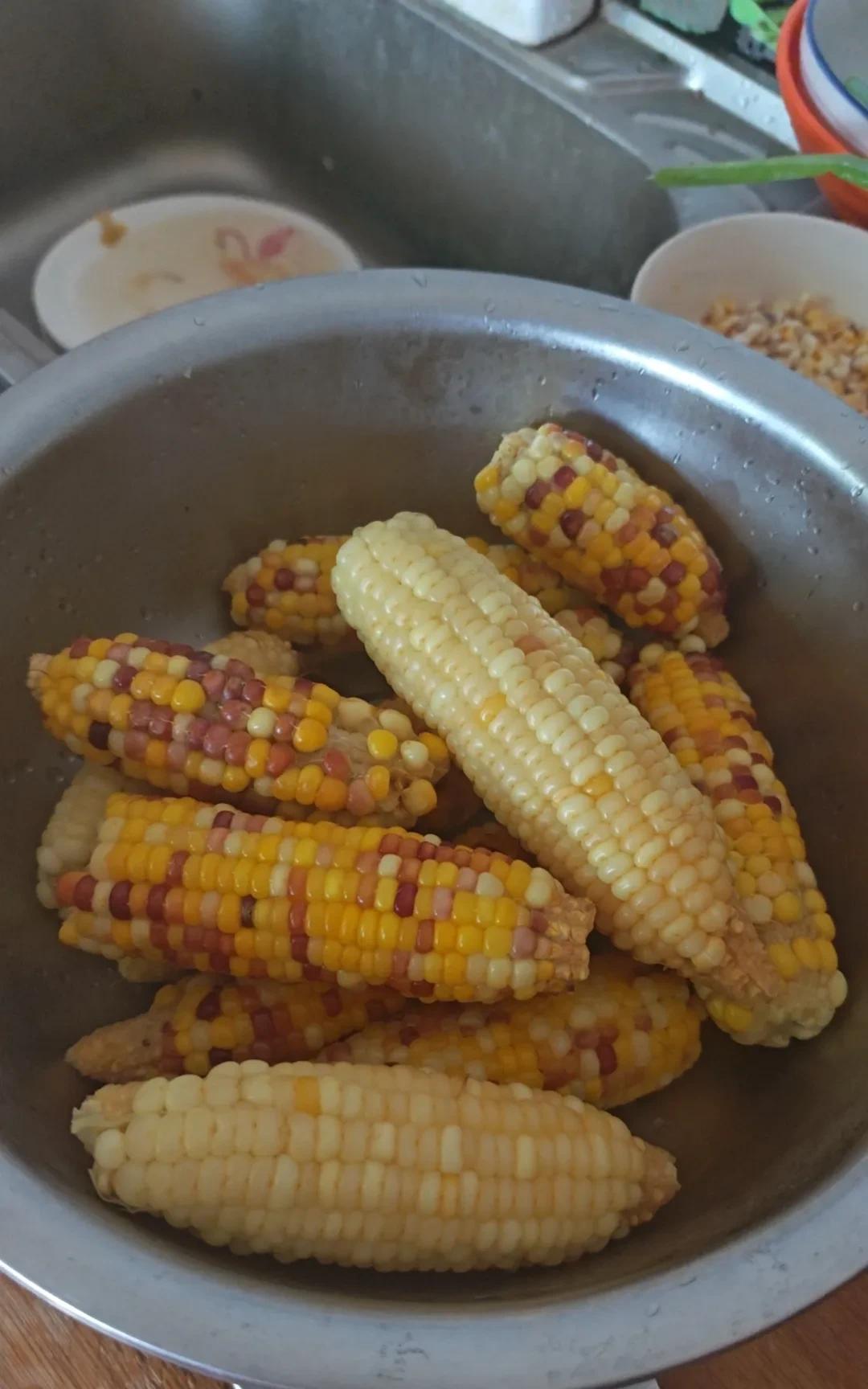 这样的玉米，你一定不会买！
但是它有着深情的故事，真的好甜，还很有嚼劲。
早上，