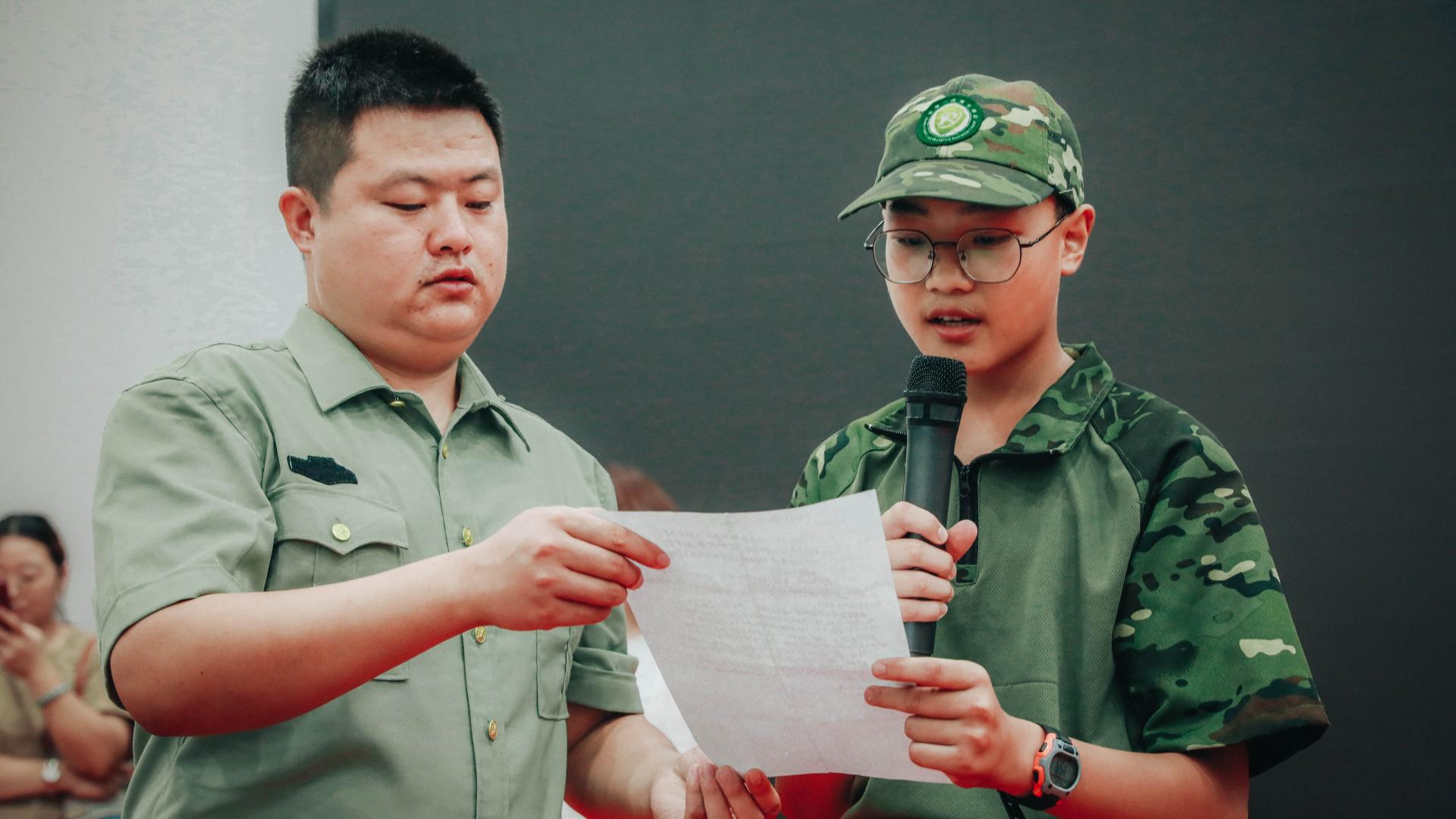 孩子缺乏自信，不愿跟人沟通，荣耀特训夏令营怎么做？