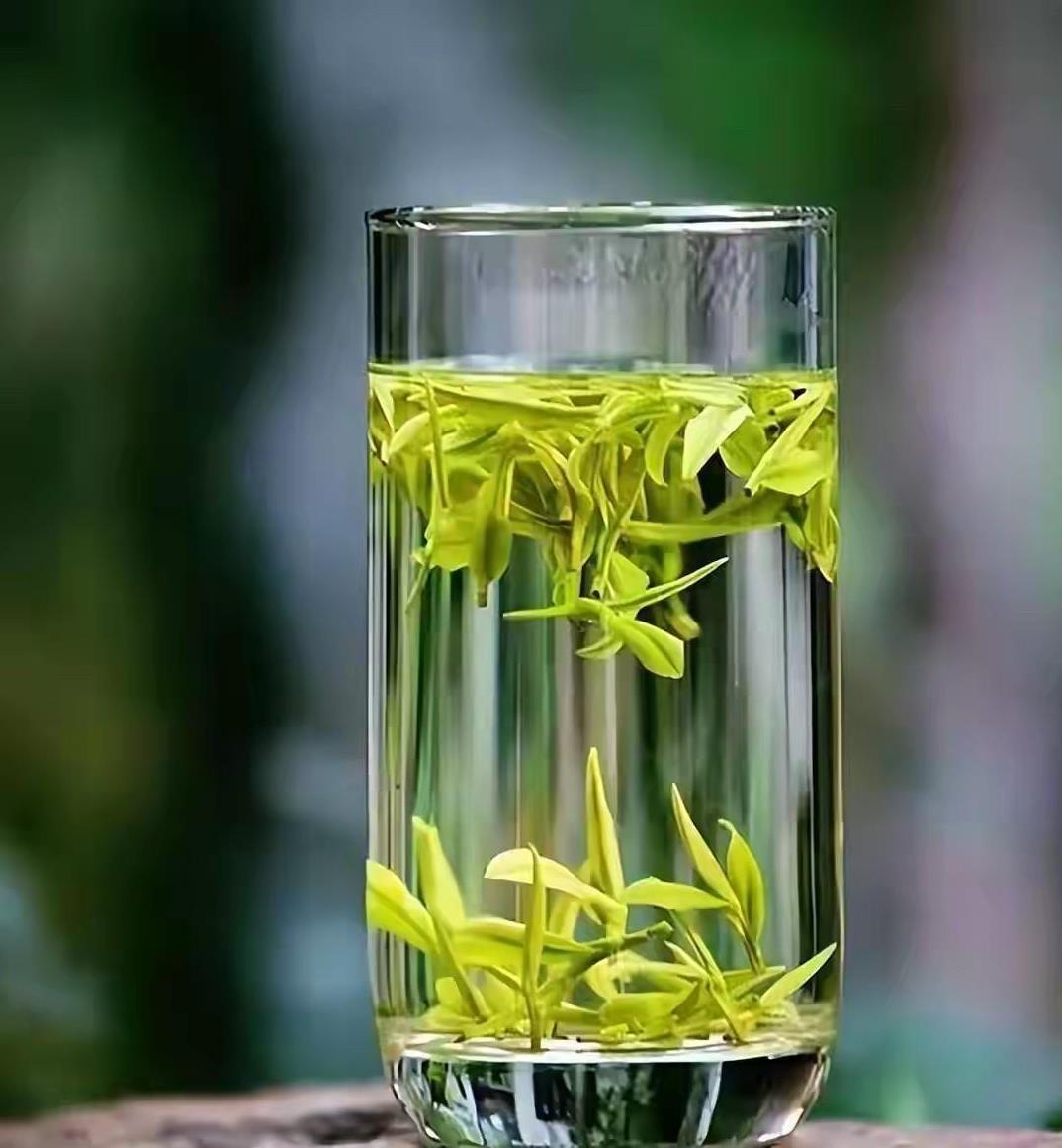 哥姐粉：哥拿的可是绿茶呦，谁喝绿茶？
哥唯粉：有大病，就不能是哥拿错了队友的水吗