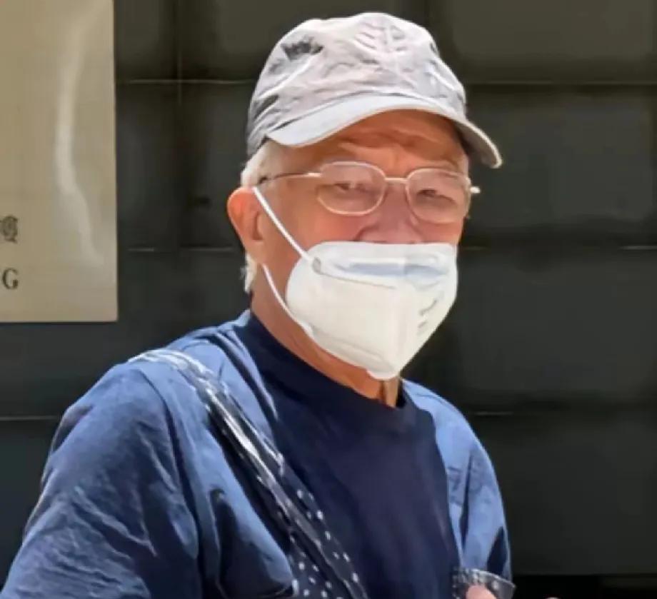 何伯，色字头上一把刀，老了还这么相信爱情，搞到自己临老过成这样。
      何