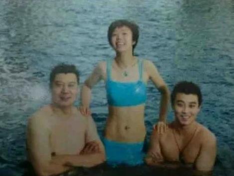 这是十三年前身着泳衣的张怡宁在泳池里和李隼、晧哥的一张珍贵合影照。
图中笑容满面