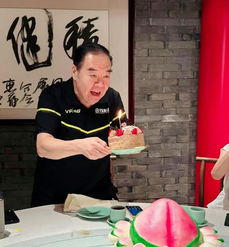 5月24日，肥猫郑则仕过74岁生日，好友刘德华未现身，苑琼丹现身生日祝福！可能刘