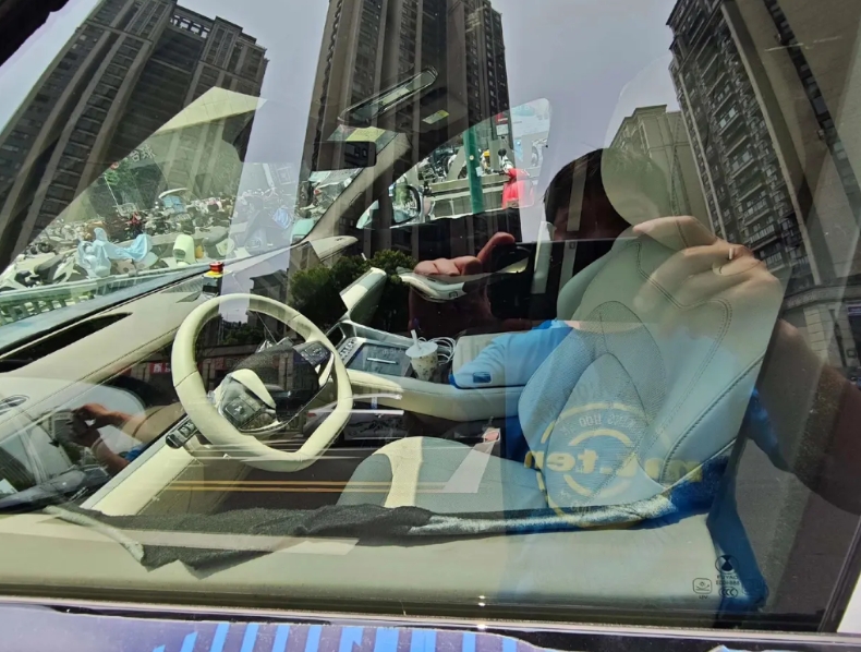 我觉得那些说方向盘丑的可以闭嘴了吧？腾势N8L换装全新方向盘样式，那么它有没有和