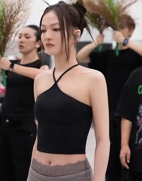 张韶涵演唱会排练路透曝光，这条裤子也太显身材了吧！完美勾勒出利落线条，又飒又有范