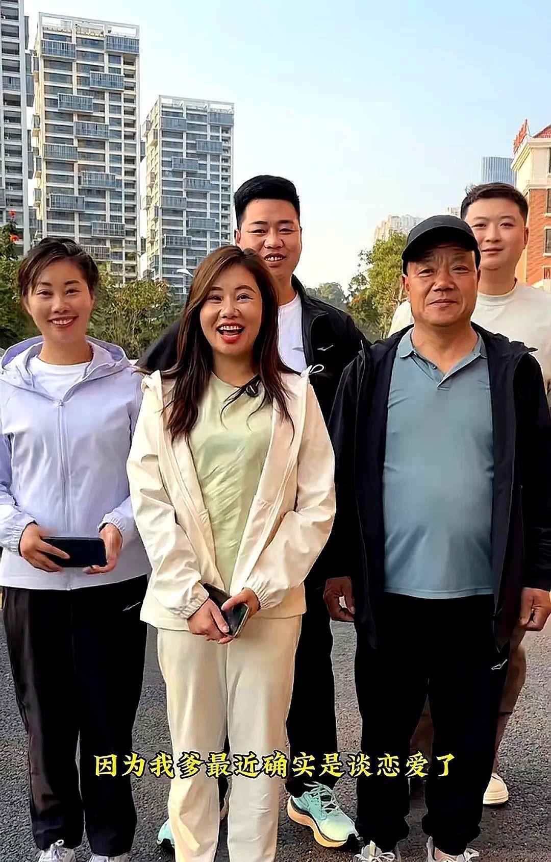 杨妞花的聋哑养父最近可真是愁坏了一家人！
有个外地阿姨大老远坐车来找他，结果妞花