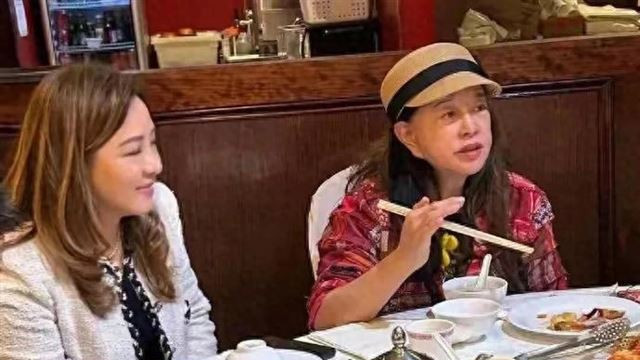 74岁刘晓庆美国聚餐爆出素颜照，和老友站一起年轻的不像同龄人