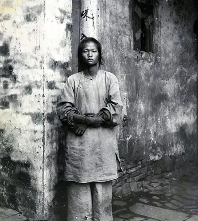 1895年，一名脚戴镣铐的女子被官府判处死刑，她因杀害外国传教士即将被斩首。临刑