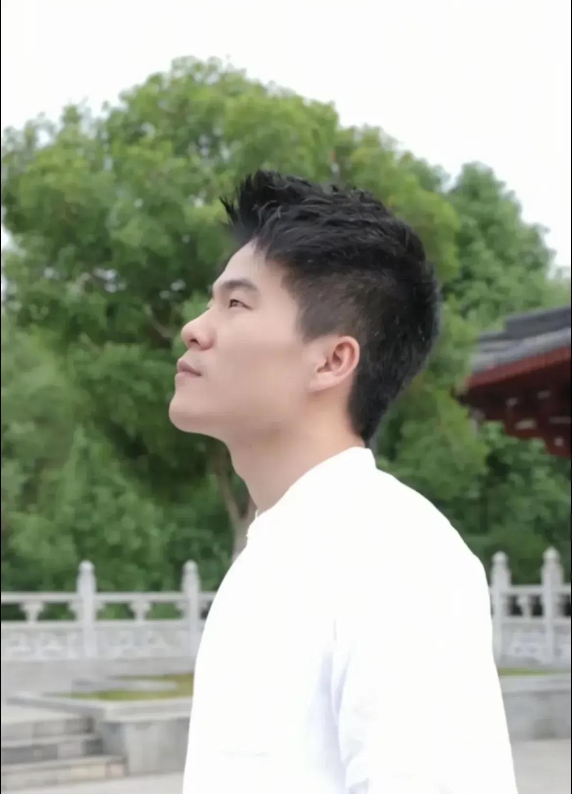 我有个疑问，
为什么现在越来越多的人都开始黑董宇辉了？
难道是他卖的货有问题？还