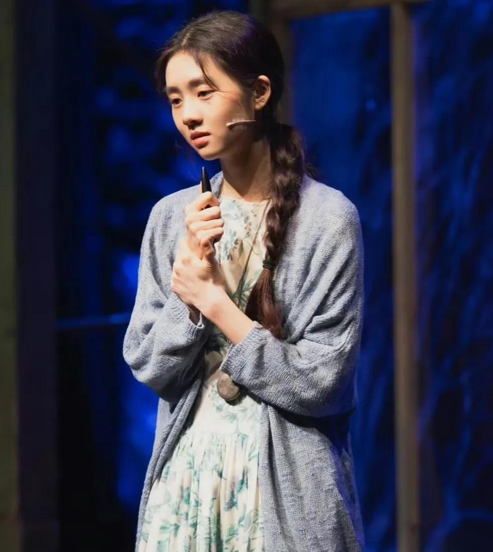 19岁黄多多和何炅演话剧，下班状态温婉明媚被网友夸好漂亮[送自己一朵花][送自己